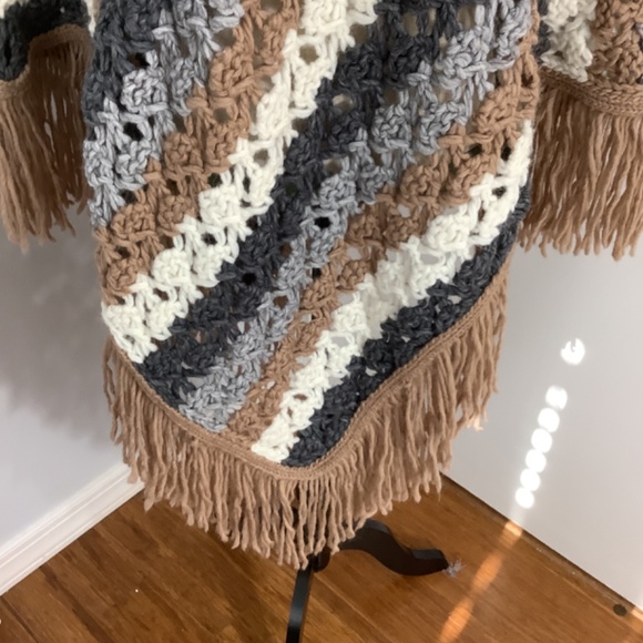 MASSIMO DUTTI SIZE SMALL CROCHET PONCHO ITALIAN YARN ALPACA WOOL BLEND FRING - Picture 5 of 10